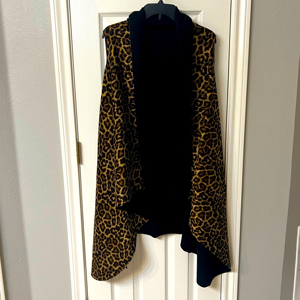 Women’s Leopard One size Vest; black interior, tapered hem